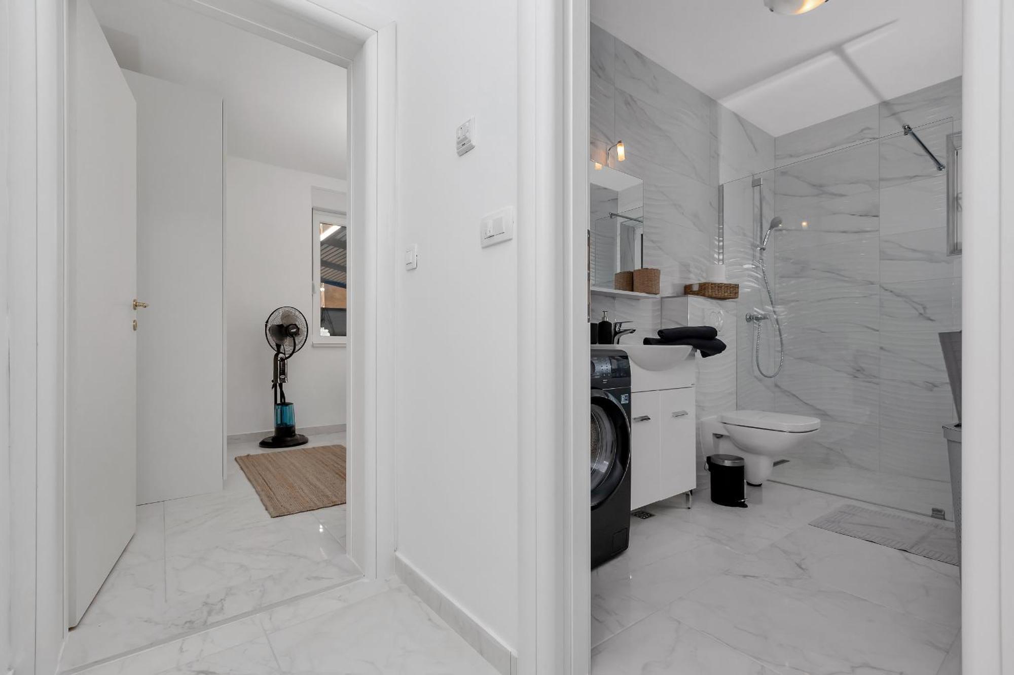 Apartment Lotte With Private Pool In The City Center! Макарска Номер фото